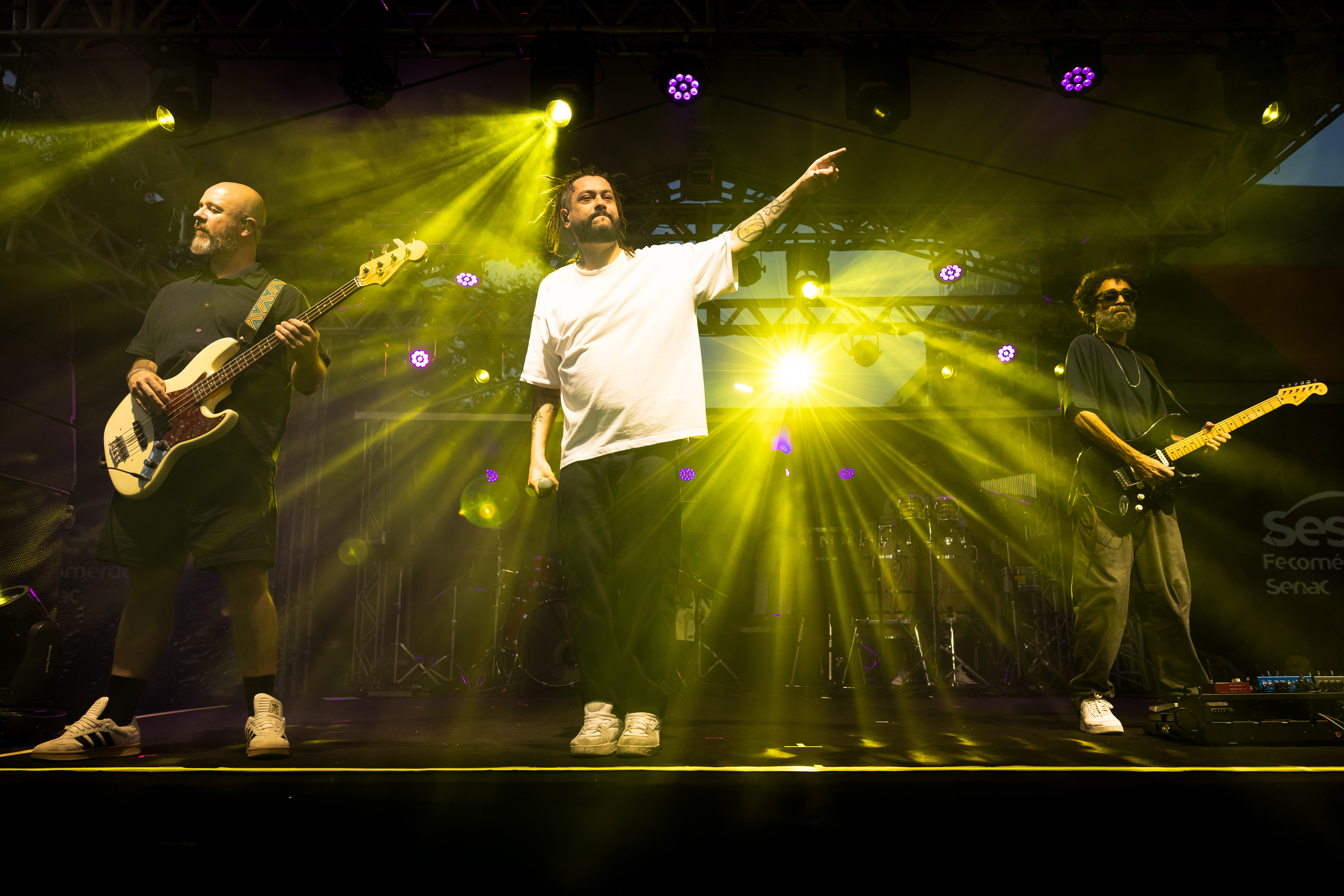 Banda Maneva empolga o público com reggae e muita energia