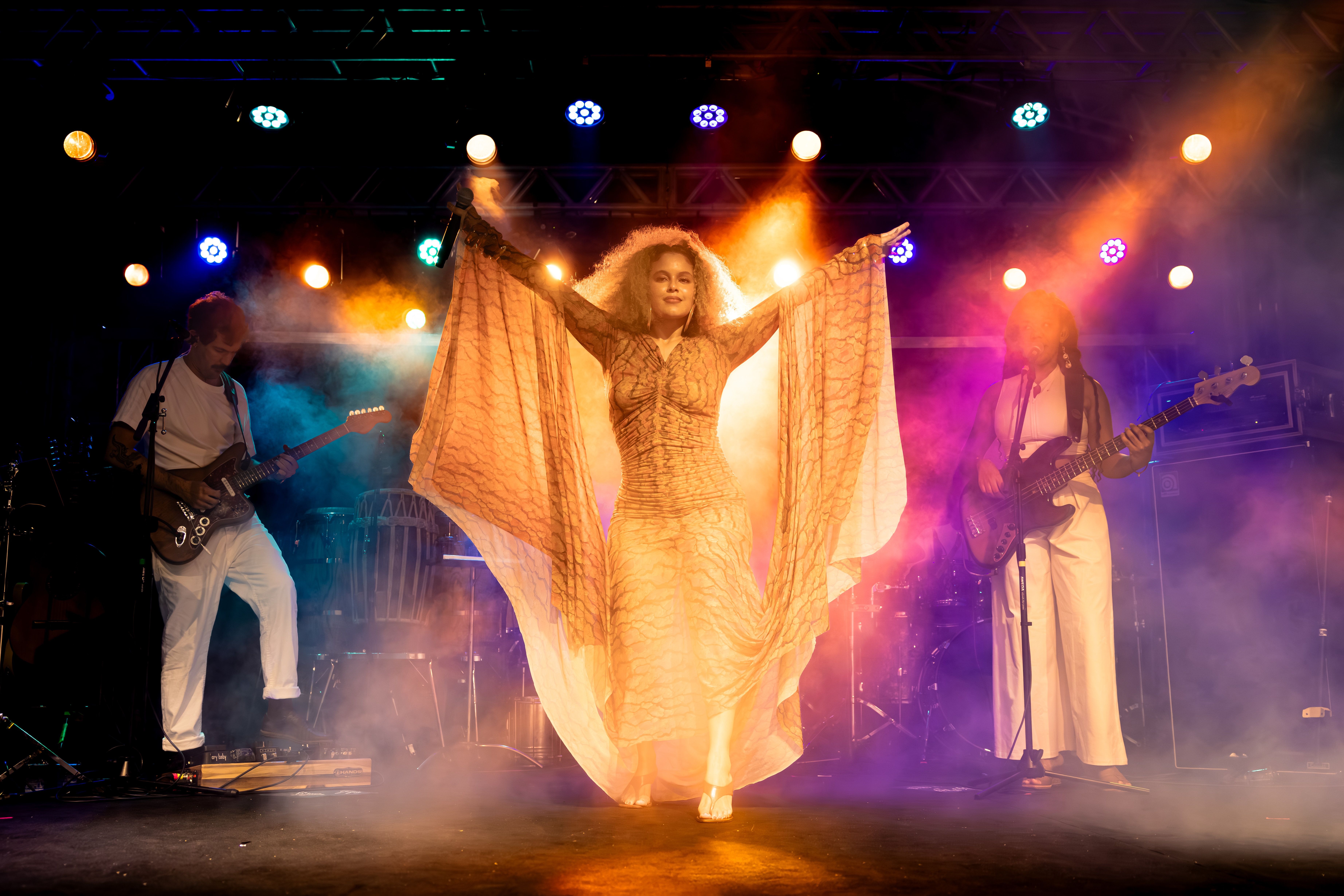 Rachel Reis, a sereiona, canta sucessos no Sesc+W3